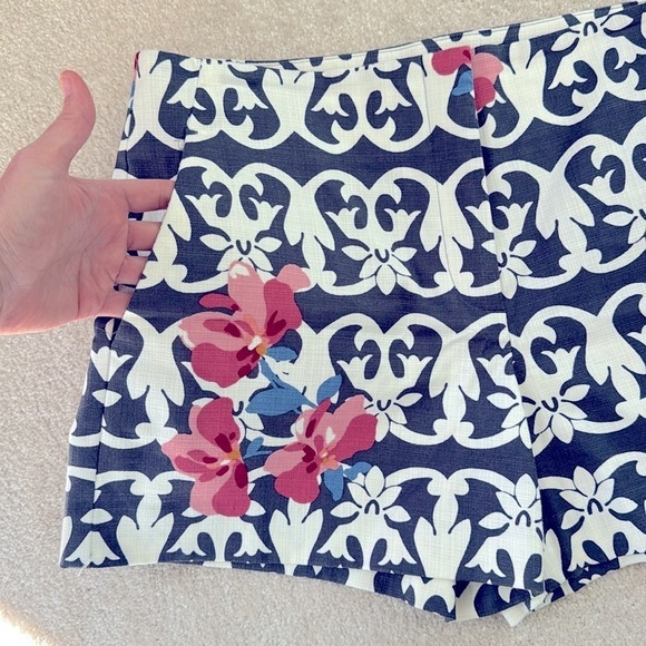 Ann Taylor Loft floral the Riviera short size 6 - Picture 2 of 7